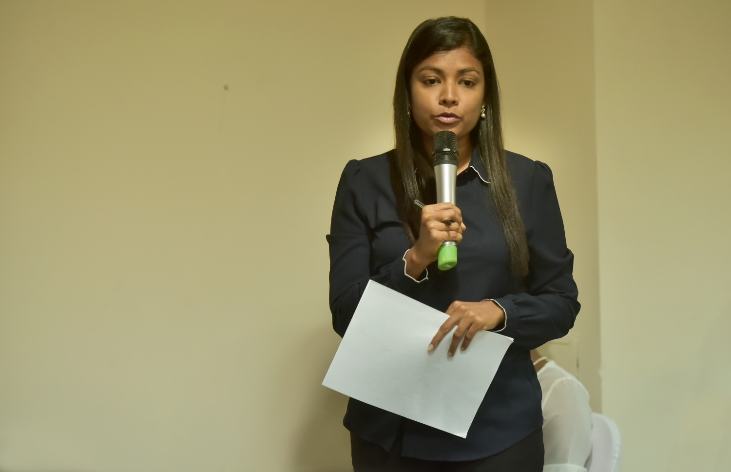 ގާނޫނާއި ގަވައިދާ ހިލާފަށް ރާއްޖޭގެ ބިންތައް ވިއްކުމާ ދެކޮޅު ގަރާރަށް އައްޑޫ މީދޫ ދާއިރާގެ މެމްބަރު ރޮޒެއިނާ ރޭގެ ބައްދަލުވުމުގައި ވާހަކަ ދައްކަވަނީ.---ފޮޓޯ: ހުސެއިން ވަހީދު/މިހާރު