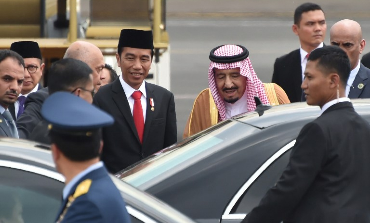 ސައުދީ ރަސްގެފާން ސަލްމާނަށް ޖަކާޓާ އެއާޕޯޓުން ރައީސް ވިޑޯޑޯ މަރުހަބާ ދަންނަވަނީ. --ފޮޓޯ:އޭއެފްޕީ