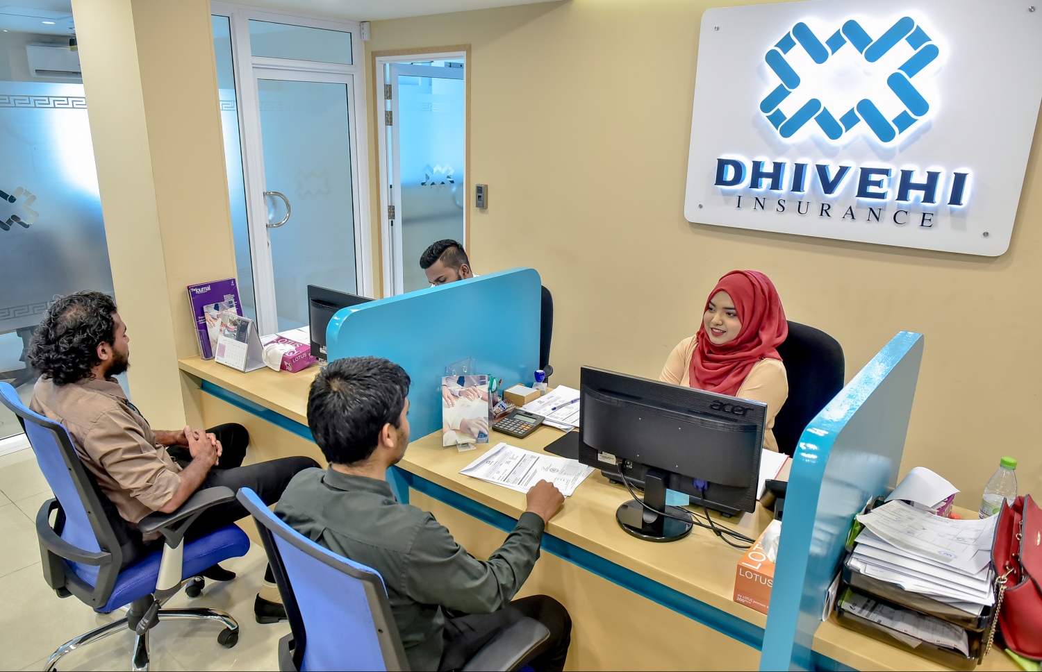 ދިވެހި އިންޝުއަރެންސް އޮފީހުގައި ކަސްޓަމަރުންނަށް ހިދުމަތް ދެނީ. ފޮޓޯ: ނިޝާން އަލީ /މިހާރު