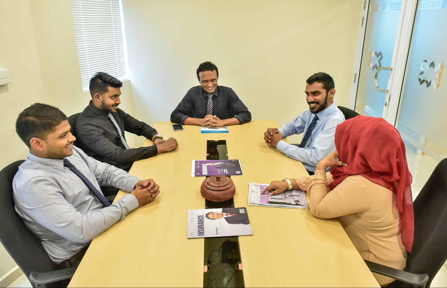 ދިވެހި އިންޝުއަރެންސް މުވައްޒަފުންތަކަކާ ވާހިދު ބައްދަލުކުރައްވަނީ. ފޮޓޯ: ނިޝާން އަލީ /މިހާރު