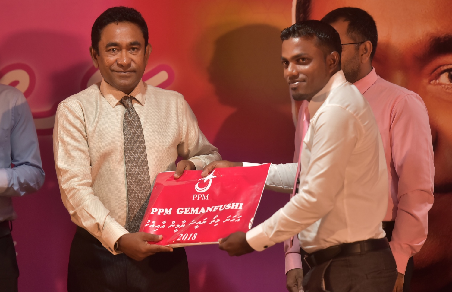 ގއ. އަތޮޅުން ޕީޕީއެމާ އަލަށް ގުޅުނު މެމްބަރުންގެ ފޯމްތަކާ ރައީސް ޔާމީން މިއަދު ހަވާލުވެވަޑައިގަންނަވަނީ---ފޮޓޯ: ހުސެއިން ވަހީދު/މިހާރު