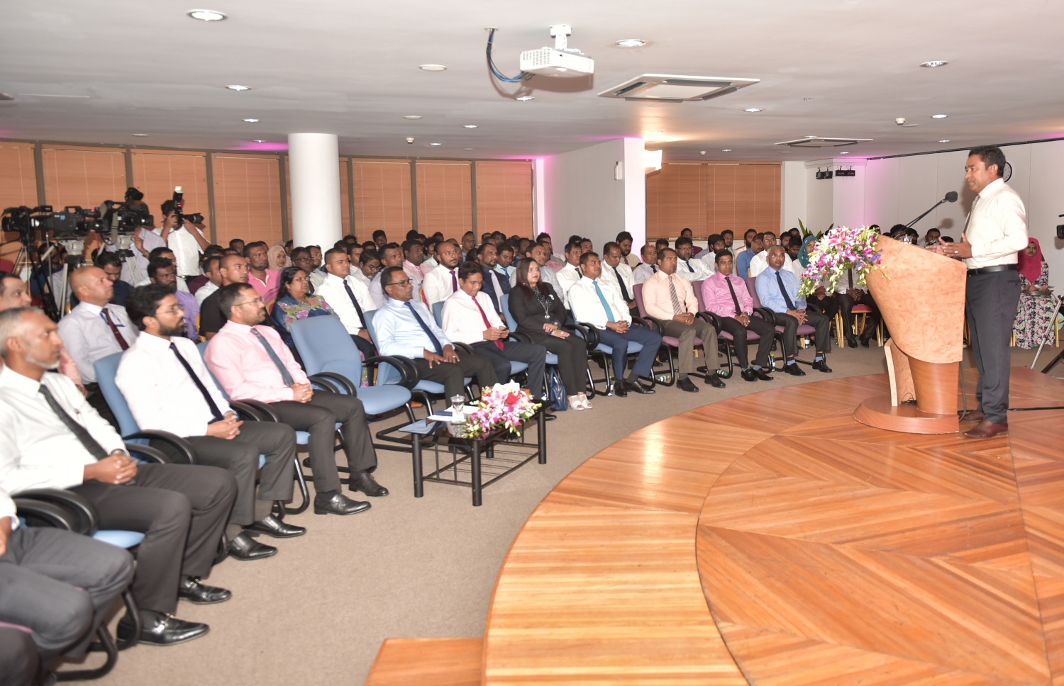 ގއ. އަތޮޅުން ޕީޕީއެމާ އަލަށް ގުޅުނު މެމްބަރުންގެ ފޯމްތަކާ ހަވާލުވެވަޑައިގަތުމަށް ބޭއްވި ރަސްމިއްޔާތުގައި ރައީސް ޔާމީން މިއަދު ވާހަކަފުޅު ދައްކަވަނީ.---ފޮޓޯ: ހުސެއިން ވަހީދު/މިހާރު