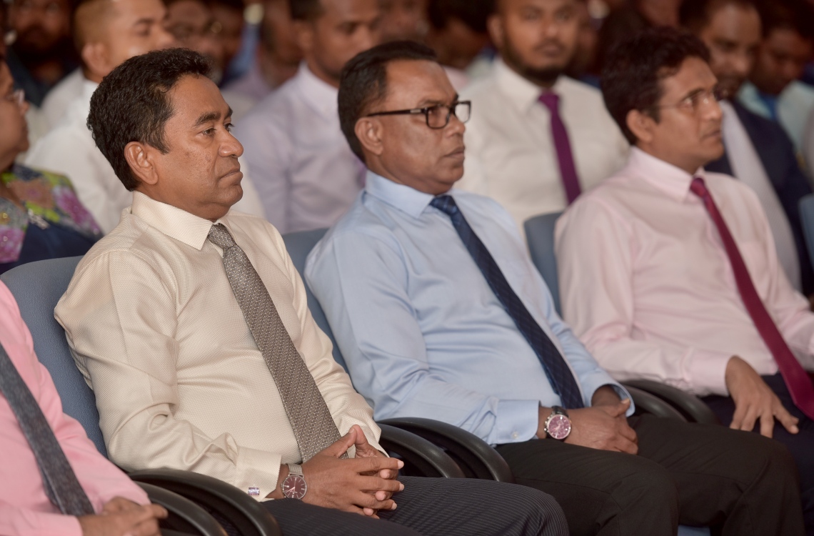 މާލެ: މާޗް 1، 2017- ގއ. އަތޮޅުން ޕީޕީއެމާ އަލަށް ގުޅުނު މީހުންގެ ފޯމުތައް އެ ޕާޓީއާ ހަވާލުކުރުމަށް ބޭއްވި ރަސްމިއްޔާތުގައި ރައީސް އަބްދުﷲ ޔާމީނާއި ޕީޕީއެމްގެ ނައިބު ރައީސް އަބްދުއްރަހީމް އަބްދުﷲ ބައިވެރިވެވަޑައިގަންނަވަނީ.---ފޮޓޯ: ހުސެއިން ވަހީދު/މިހާރު