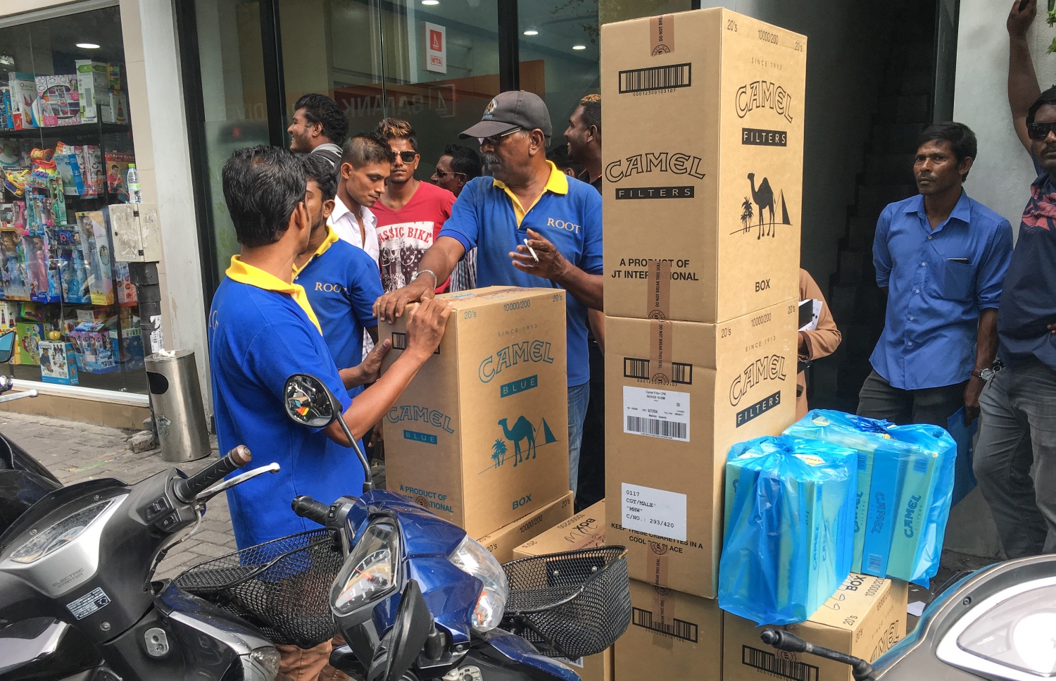 ސިނގިރޭޓް ވިއްކާ ކުންފުންޏަކުން ސިނގިރެޓު ކާޓަންތަކެއް ވިއްކަން ނެރެފައި: ދުންފަތާއި ގުޅޭ ގަވައިދުތައް ވަނީ ގެޒެޓްނުކުރެވި-- މިހާރު ފޮޓޯ