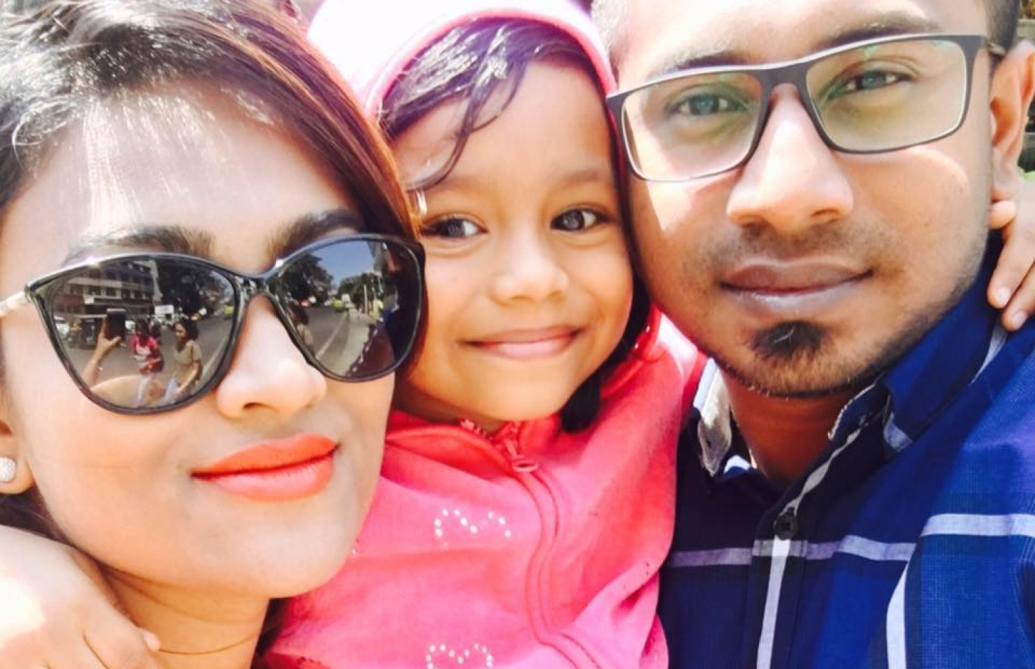 މަހްލޫފްގެ އަނބިކަނބަލުންނާއި ދަރިފުޅު އެެލީއާއެކު ސެލްފީއެއް ނަންގަވަނީ.--- ފޮޓޯ: ނަޒޫ ފޭސްބުކް