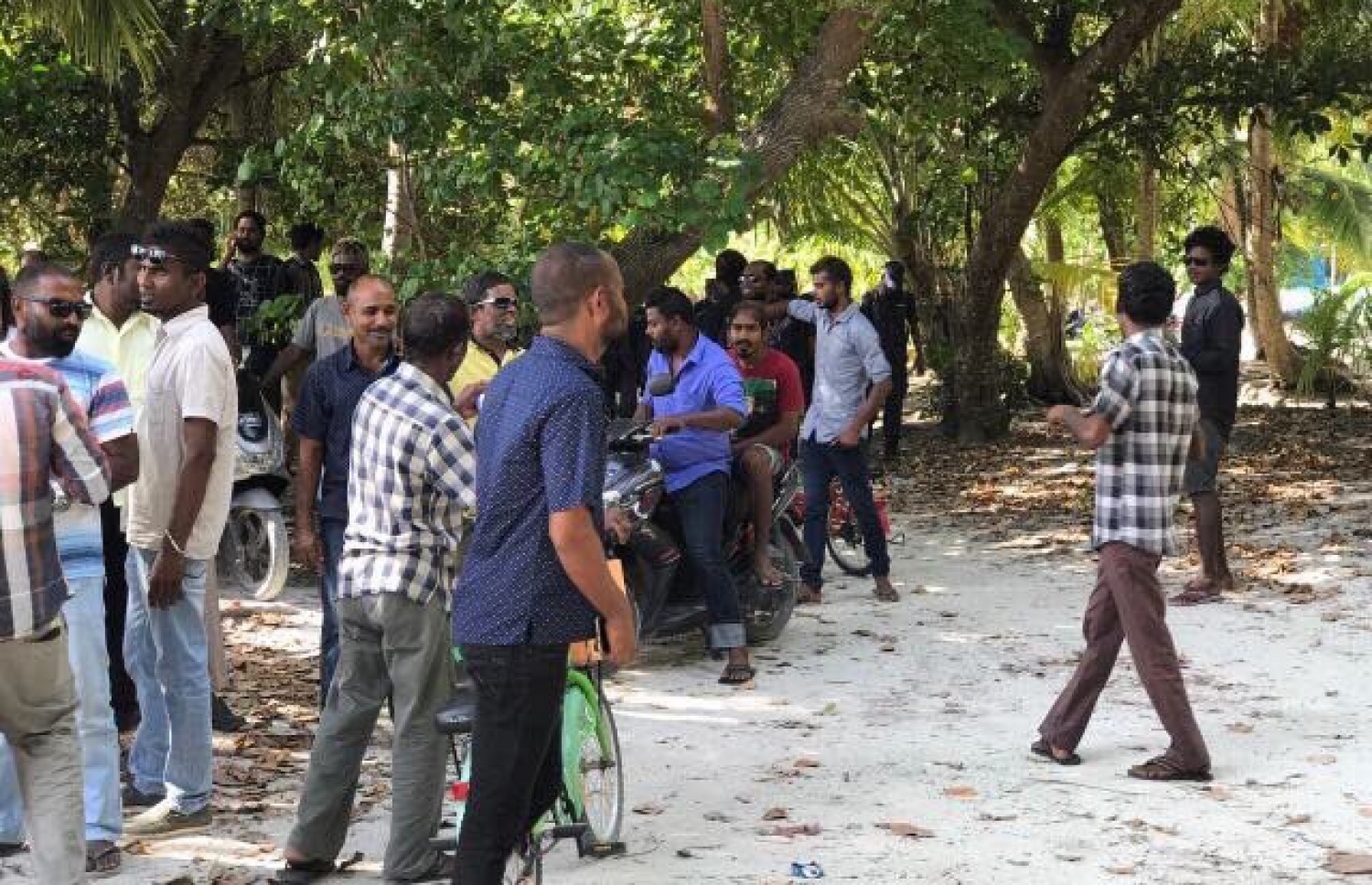 ބިލެތްދޫގައި ކުރިއަށް ގެންދާ މުޒާހަރާގެ ތެރެއިން.---ފޮޓޯ: ސޯޝަލް މީޑިއާ