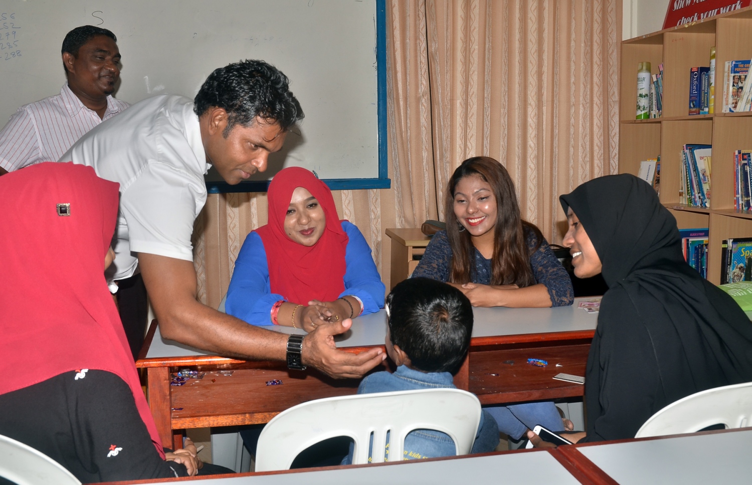 ފައިސަލް ފައުންޑޭޝަނުން ގާފަރުގައި މިއަދު ބޭއްވި ހެލްތު ކޭމްޕުގައި އޯޓިޒަމް ކުއްޖަކަށް އިރުޝާދު ދިނުމުގެ ސެޝަނެއް ކުރިއަށް ދާ ގޮތް މެންބަރު ފައިސަލް ބައްލަވާލައްވަނީ. --ފޮޓޯ އަހްމަދު އަބްދުﷲ ސައީދު/މިހާރު