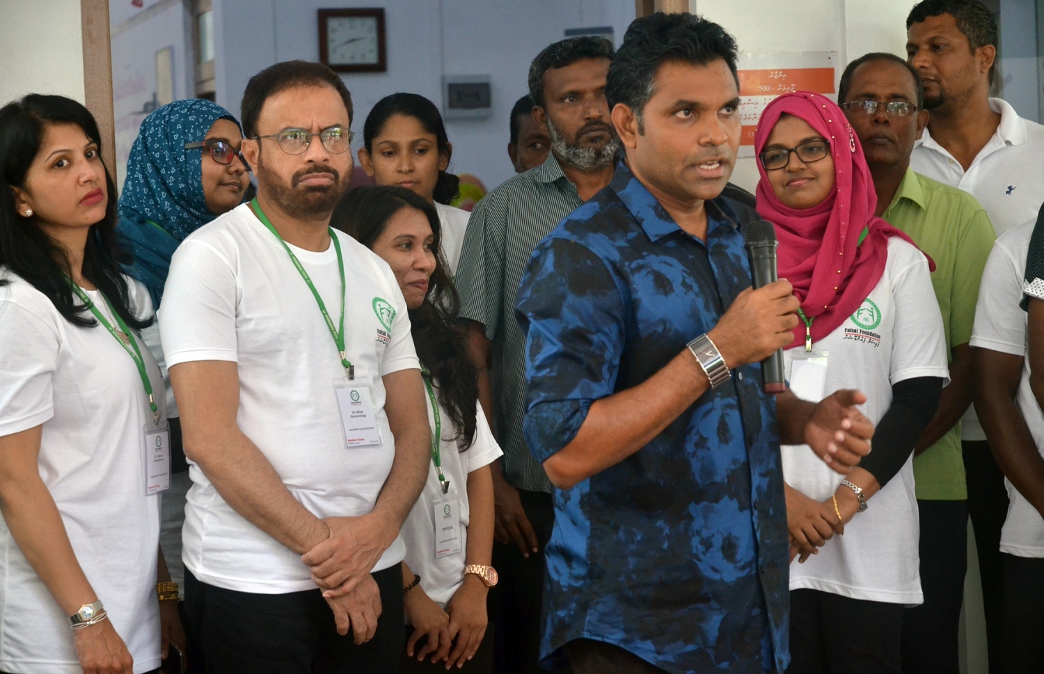 ފައިސަލް ފައުންޑޭޝަނުން ކާށިދޫގައި އިއްޔެ ބޭއްވި ހެލްތު ކޭމްޕު ފައްޓަވައިދެއްވުމުގެ ގޮތުން މެންބަރު ފައިސަލް ވާހަކަ ދައްކަވާއިރު ކޭމްޕުގައި ބައިވެރިވާ ބައެއް ޑޮކްޓަރުން އަރިހުގައި. --ފޮޓޯ އަހްމަދު އަބްދުﷲ ސައީދު/މިހާރު