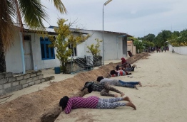 ގޮއިދޫ އަންހެނުން ކޯރު ކޮންނަނީ: މި މަސައްކަތް އެ މީހުން ނިންމާލީ ދޮޅު ގަޑިއިރުން-- ފޮޓޯ: އޭދަފުށީ ވޮއިސް