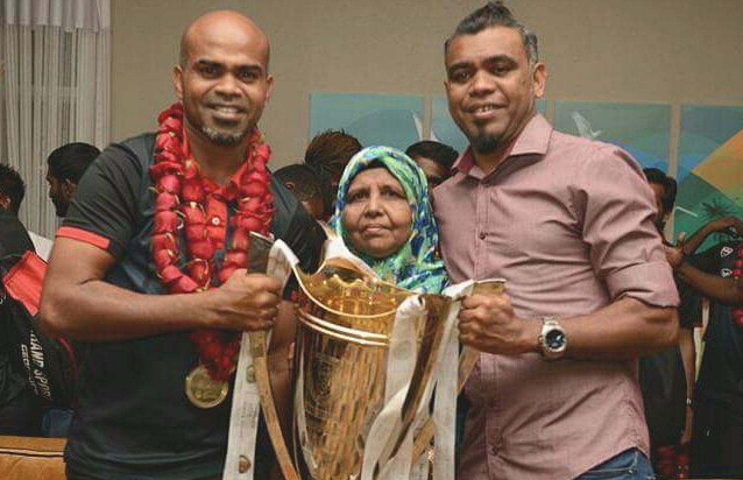 މަރޭ އާއި އޭނާގެ މަންމަ އަދި ބޭބެ ނިޒާމްއާ އެކު --ފައިލް ފޮޓޯ: ނިޝާން އަލީ | މިހާރު