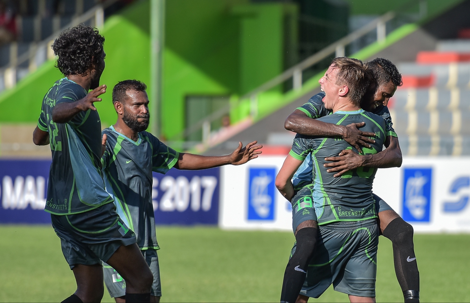 ގްރީންސްޓްރީޓްސްގެ ކުޅުންތެރިން ލަނޑު ޖެހުމަށް ފަހު އުފާފާޅުކުރަނީ. --ފޮޓޯ: ނިޝާން އަލީ/ މިހާރު