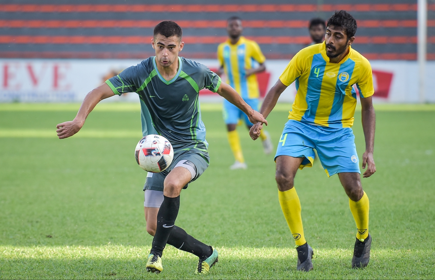 ގްރީން ސްޓްރީޓްސްގެ ޑިމިޓްރޯ (ވ) ވެލެންސިއާގެ ވިސާމް ކައިރިން ބޯޅަ ހިފައިގެންދަނީ.-- ފޮޓޯ: ނިޝާން އަލީ/ މިހާރު