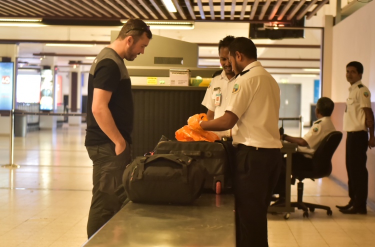 ފުރަން ދިޔަ ޓޫރިސްޓެއްގެ އަތުން ވަޒަންތަކެއް ފެނިއްޖެ