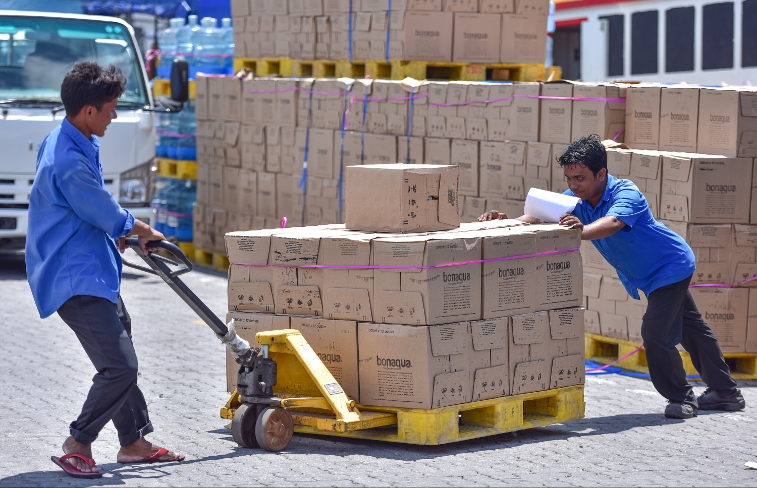 ފުޅީގައި ބަންދުކުރި ފެން ކޭސްތަކެއް މާލެއަށް ބޭލުމަށް ފަހު ބަޔަކު ގެންދަނީ
