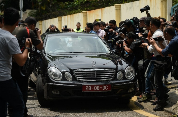 މަގާމުގައި ނޫޅެ ޑިޕްލޮމެޓިކް ބޯޑު ބޭނުންކުރާ މައްސަލަ!