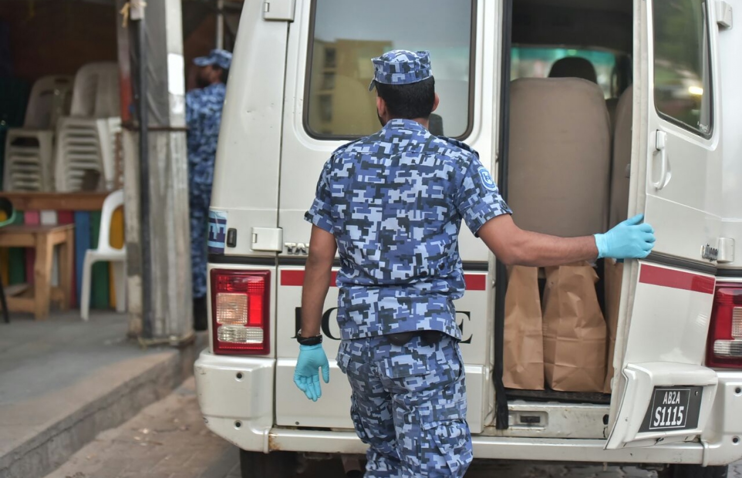 ފުލުހުން އެމްޑީޕީ ހަރުގެ ފާސްކޮށް ބައެއް ތަކެތި ފުލުހުންގެ ވެހިކަލަށް އަރުވަނީ. -- ފޮޓޯ: ހުސެއިން ވަހީދު/މިހާރު