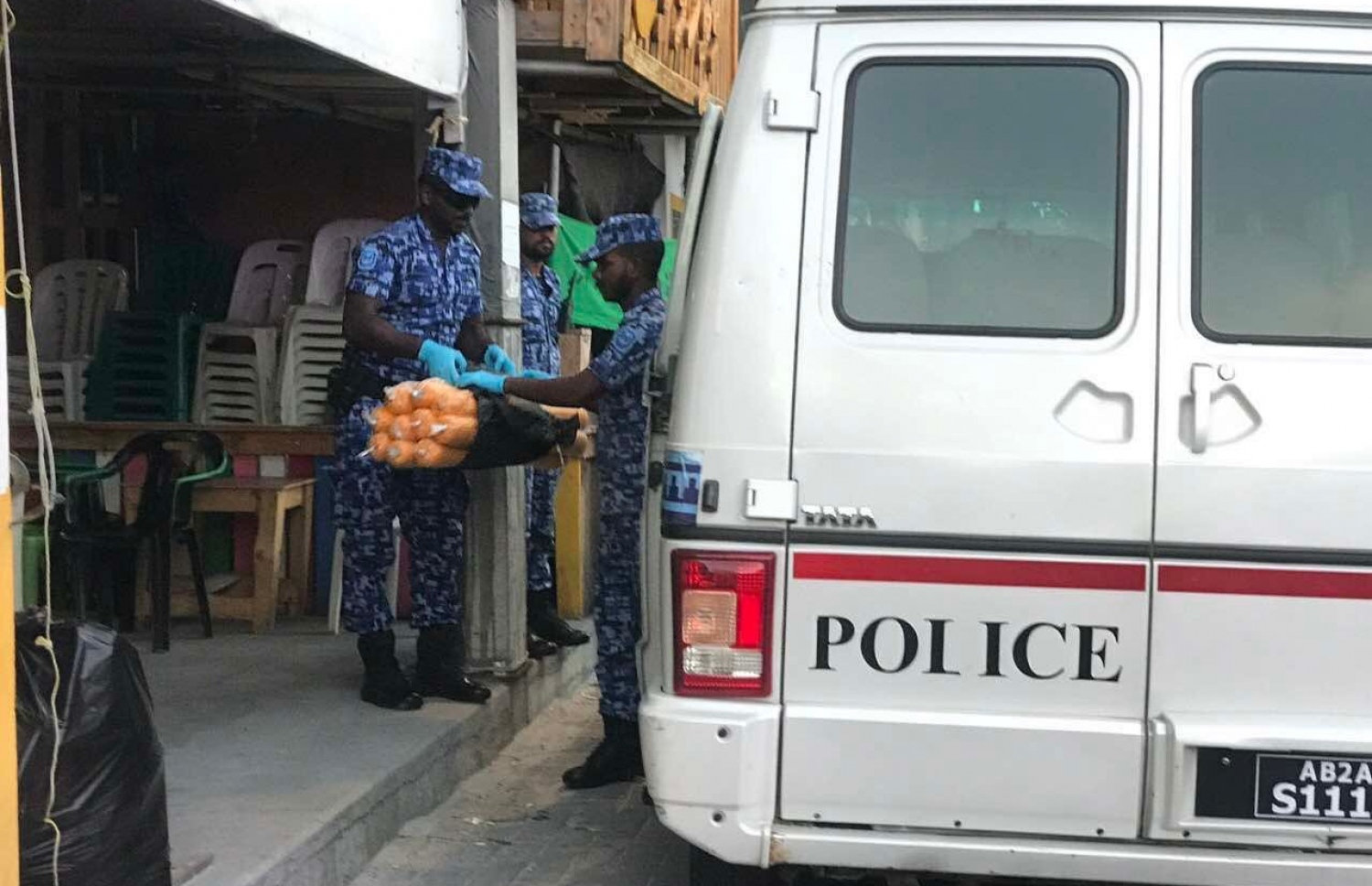 ފުލުހުން އެމްޑީޕީ ހަރުގެ ފާސްކޮށް އެތަނުގައި ހުރި ފޮތި ރޯލުތަކެއް ގެންދަނީ