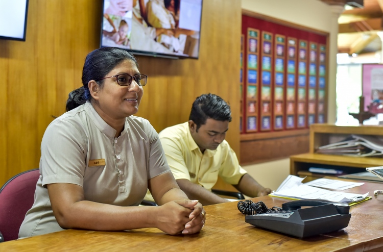 ފިރިހެނުންތަކެއްގެ ތެރޭގައި ފިސާރި އަންހެނެއް!