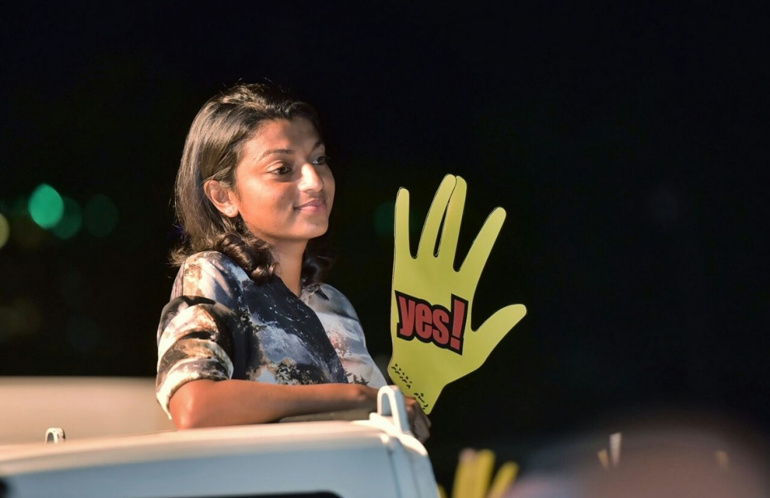 އެމްޑީޕީގެ ބައްދަލުވުމުގައި ބައިވެރިވެ ވަޑައިގަތުމަށް، ގަލޮޅު އުތުރު ދާއިރާގެ މަޖިލިސް މެމްބަރު އީވާ އަބްދުﷲ ޕިކަޕެއްގެ މައްޗަށް އަރާ ވަޑައިގެން: މި ބައްދަލުވުން ބާއްވަން ލިބުނީ ވަރަށް ކުޑަ ޖާގައެއް-- ފޮޓޯ: ހުސެން ވަހީދު/ މިހާރު