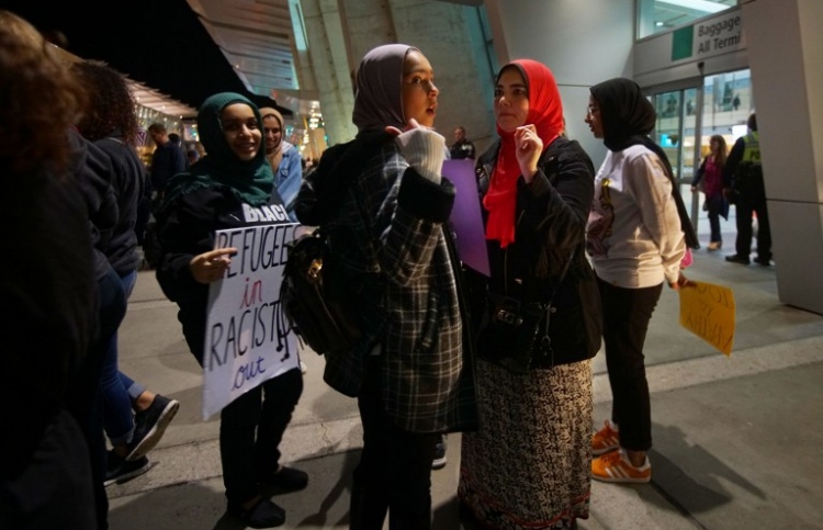 ސުޕްރީމް ކޯޓުން ޓްރަމްޕްގެ އަމުރަށް ވަގުތީ ހުއްދައެއް