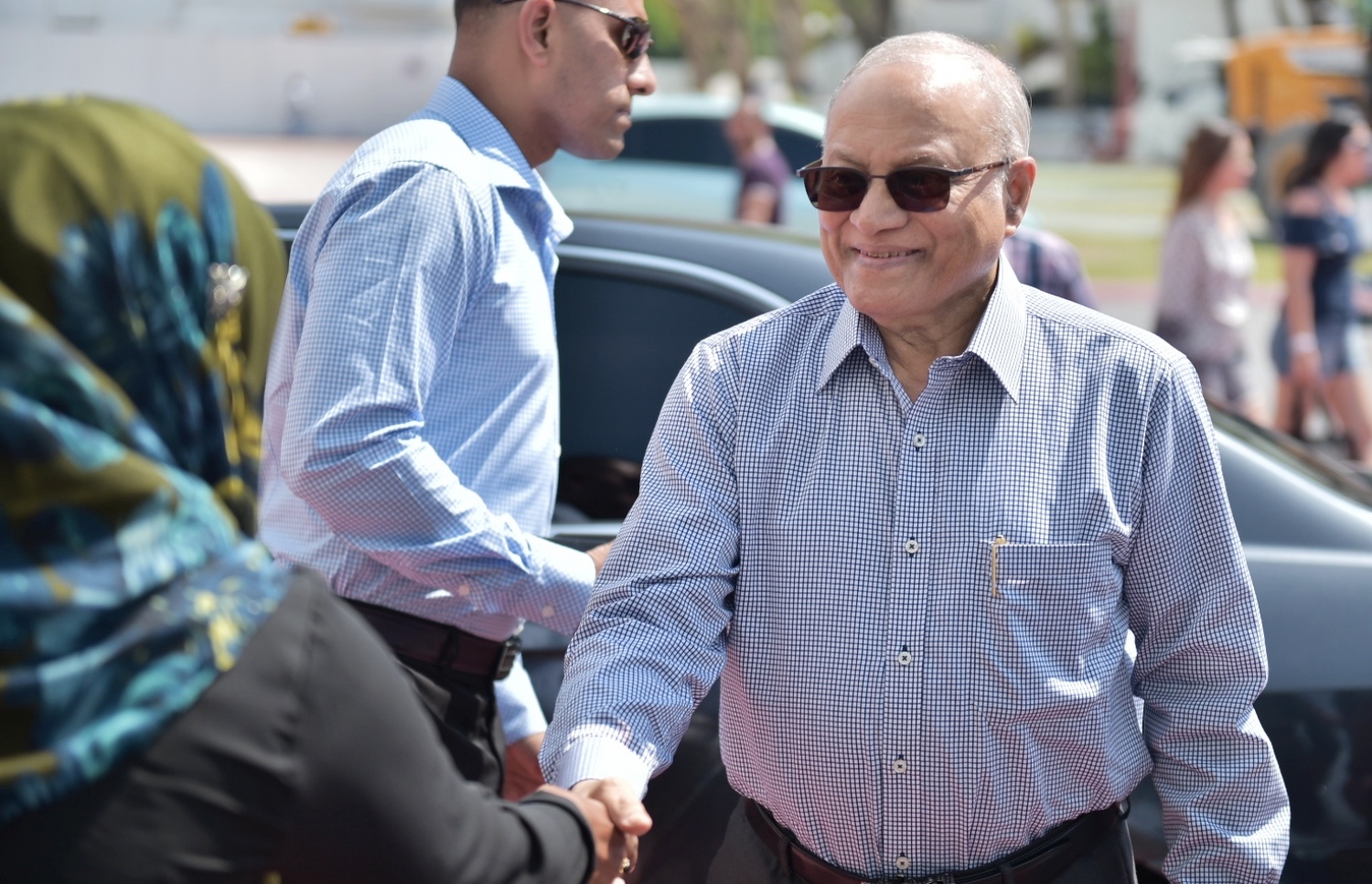 މައުމޫން ކާރުކޮޅުން ފައިބާވަޑައިގެން މީހަކާ ސަލާމްކުރައްވަނީ. --ފޮޓޯ: ހުސެއިން ވަހީދު/ މިހާރު