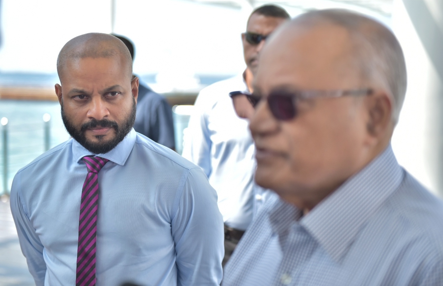 މައުމޫން ނޫސްވެރިންނާ ވާހަކަފުޅު ދައްކަވާއިރު ދަރިކަލުން، ދިއްގަރު ދާއިރާގެ މެމްބަރު އަހްމަދު ފާރިސް އަޑުއައްސަވަނީ. --ފޮޓޯ: ހުސެއިން ވަހީދު/ މިހާރު