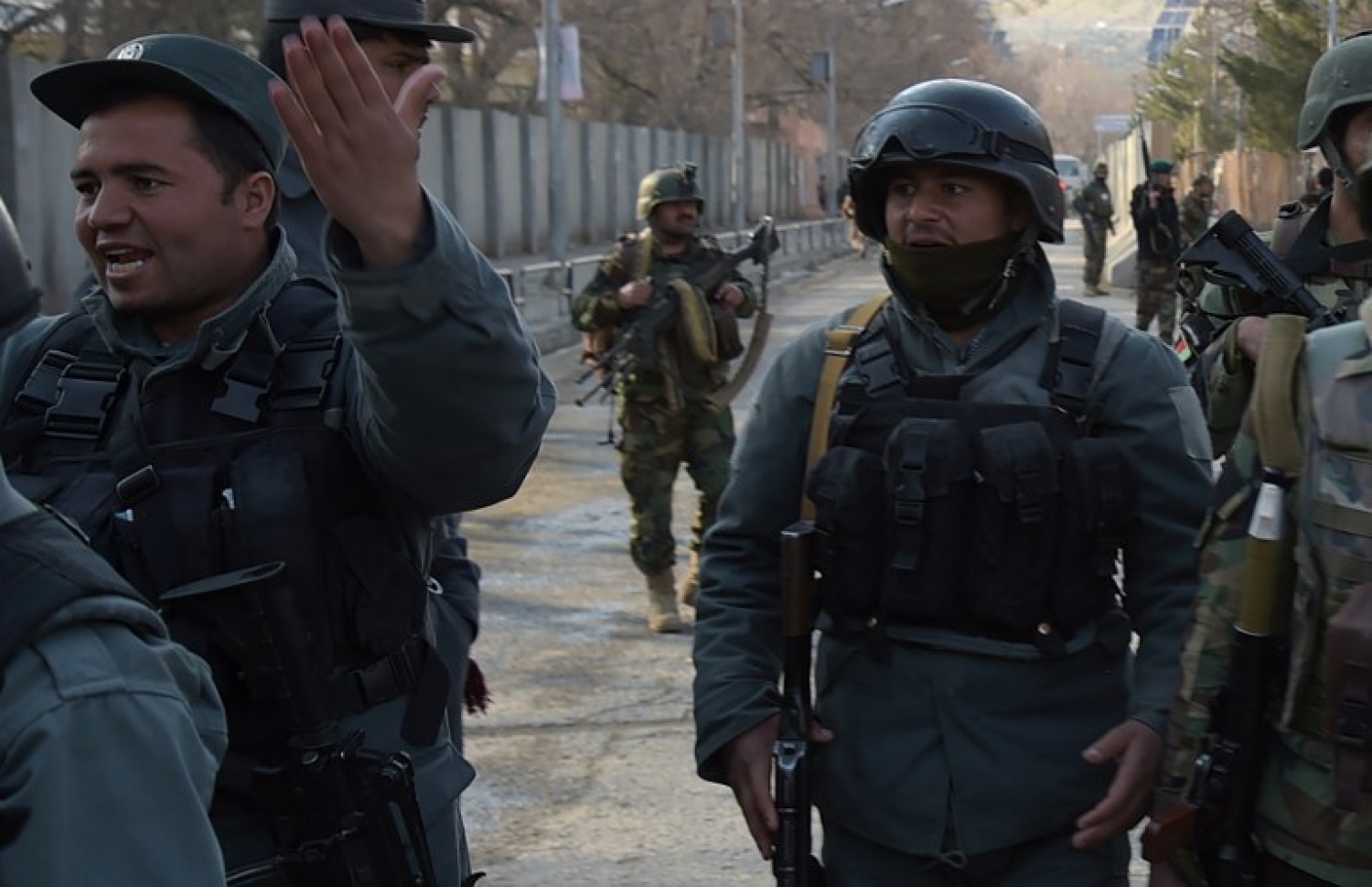 އައިއެސް އިން ހަމަލާ ދިން ހޮސްޕިޓަލުގެ މައި ގޭޓް އަފްޣާން ސިފައިން ބަލަހައްޓަނީ. --ފޮޓޯ:އޭއެފްޕީ