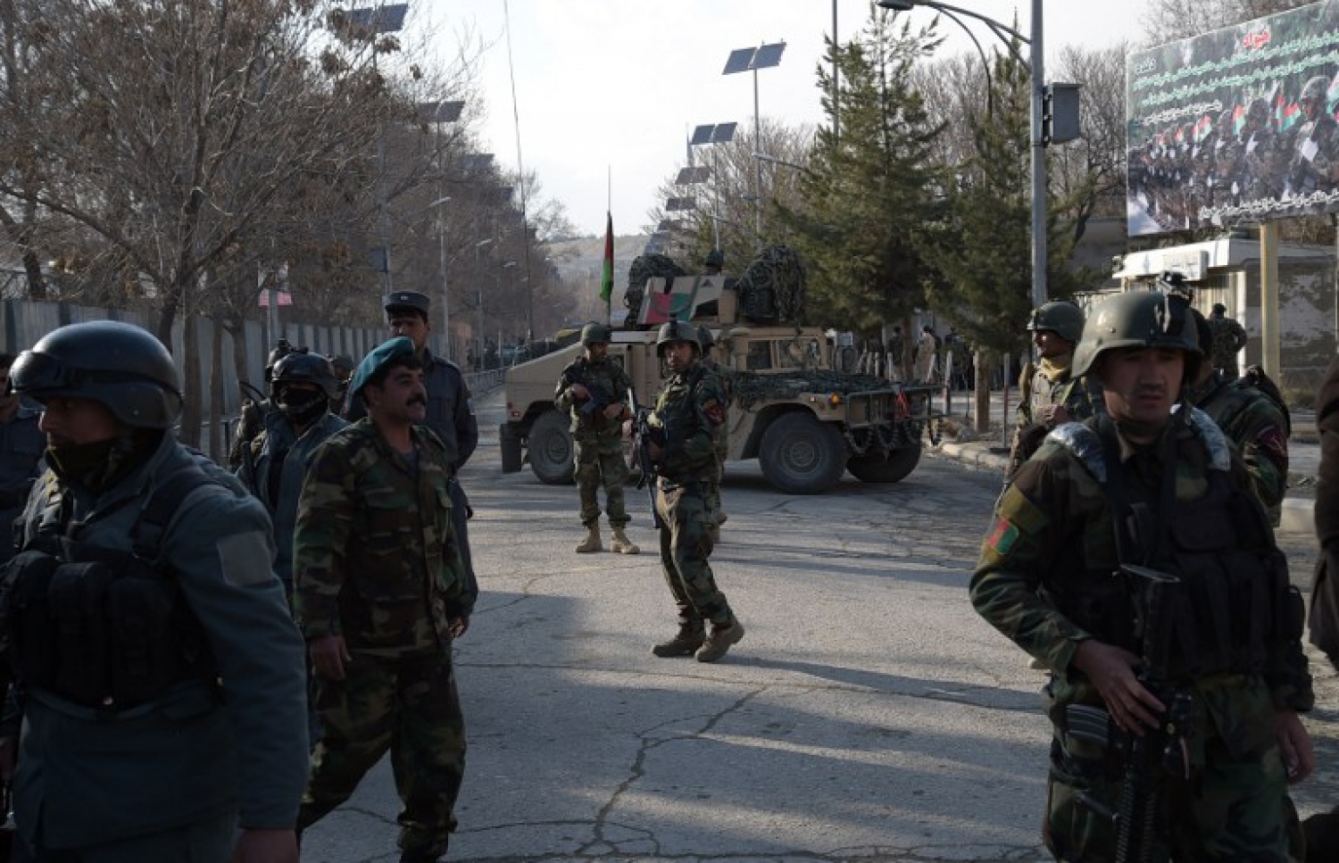 އައިއެސް އިން ހަމަލާ ދިން ހޮސްޕިޓަލުގެ މައި ގޭޓް އަފްޣާން ސިފައިން ބަލަހައްޓަނީ. --ފޮޓޯ:އޭއެފްޕީ