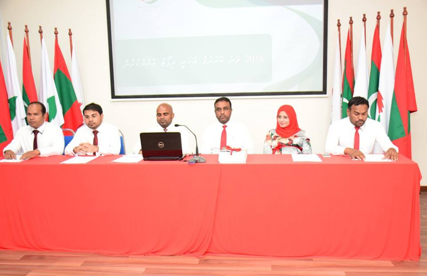 އޭސީސީގެ މިދިޔަ އަހަރުގެ އަހަރީ ރިޕޯޓު ނެރުމަށް ބޭއްވި ރަސްމިއްޔާތުގައި، އެ ކޮމިޝަންގެ މެމްބަރުން ބައިވެރިވަޑައިގަންނަވަނީ.- ފޮޓޯ: އޭސީސީ