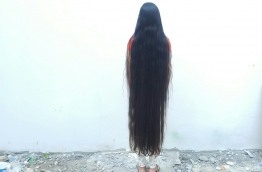 މައިއްކޮ އޭނާގެ އިސްތަށިގަނޑުގެ ދިގުމިން ދައްކާލަނީ. --ފޮޓޯ: އާސިމާ ނިޒާރު/ މިހާރު