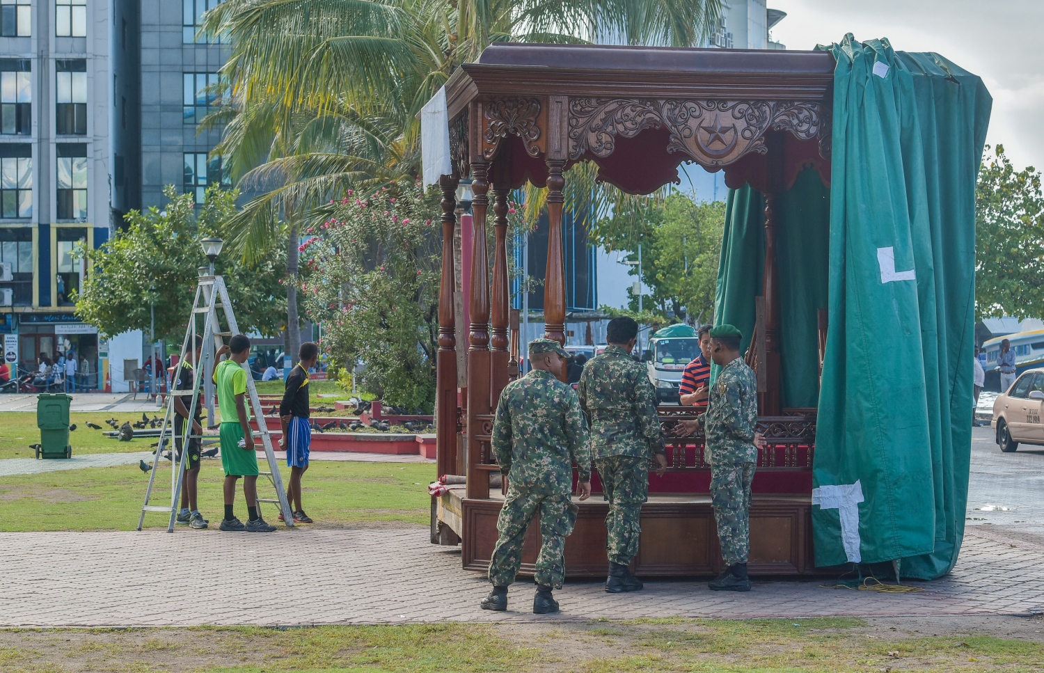 ސައޫދީ އަރަބިއްޔާގެ ރަސްގެފާނު ސަލްމާން ބިން އަބްދުލްއަޒީޒްގެ އިސްތިޤުބާލުގައި ކުރިއަށް ގެންދަން ނިންމި ހަރަކާތްތައް ބައްލަވަން ރަސްގެފާނާއި ރާއްޖޭގެ ރައީސުލްޖުމްހޫރިއްޔާ ތިއްބެވުމަށް ހެދި ރޮސްޓްރަމް ކައިރީގައި ސިފައިން ހަރަކާތްތެރި ވަނީ .---ފޮޓޯ: ހުސެއިން ވަހީދު/މިހާރު