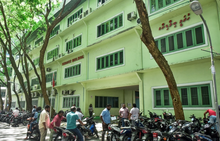 ހުރަވީ ބިލްޑިންގްގެ ޝީޓުން ބައެއް ވެއްޓިއްޖެ