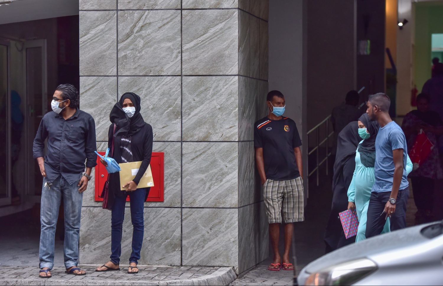 ރޯގާއިން ރައްކާތެރިވުމަށް މަސްކް އަޅައިގެން ތިބި ބަޔަކު އައިޖީއެމްއެޗް ބޭރުގައި މިއަދު ބަޔަކު މަޑުކޮށްލައިގެން.---ފޮޓޯ: ނިޝާން އަލީ/މިހާރު