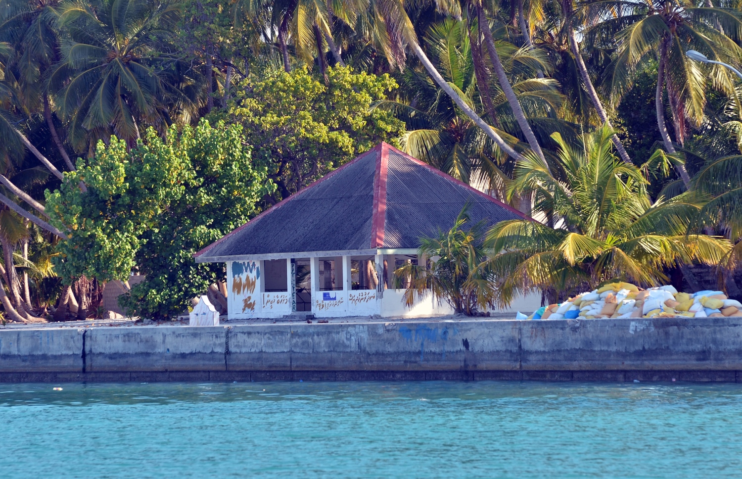 ފ. މަގޫދޫ ބަނދަރުމަތީގައި ހަދާފައިވާ ހޮޅުއަށްޓެއް. ފ. އަތޮޅަށް ތަރައްގީ ގެނުވާ ކޮންމެ ކަމަކަށް ތަރުހީބު ދޭނެ ކަމަށް މި އަތޮޅުގެ މީހުން ބުނޭ. --ފޮޓޯ އަހްމަދު އަބްދުﷲ ސައީދު/މިހާރު