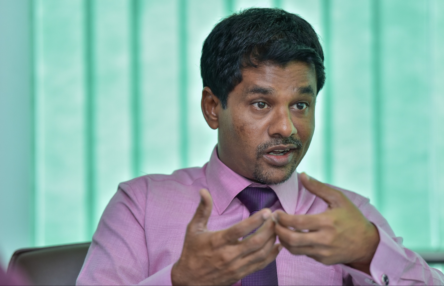 ހެލްތު މިނިސްޓަރު ނާޒިމް މިދިޔަ ހަފުތާގެ ބުދަދުވަހު "މިހާރު" އާ ވާހަކަ ދައްކަވަނީ.---ފޮޓޯ: ނިޝާން އަލީ/މިހާރު