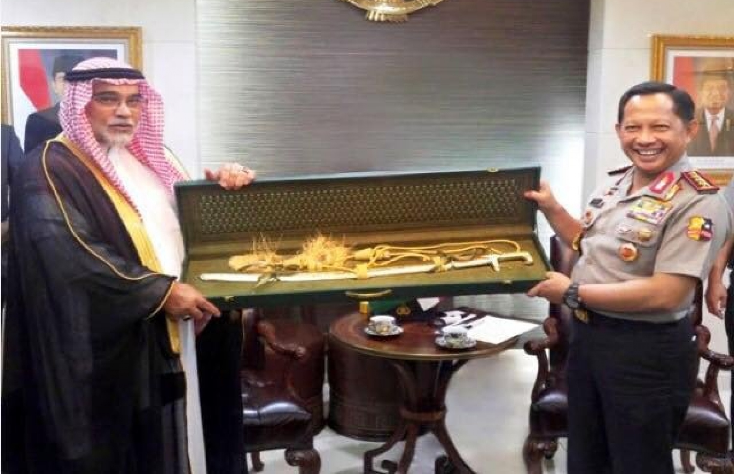 ސައޫދީ ސަފީރު އުސާމާ މުހައްމަދު އަބްދުﷲ އަލް ޝުއައިބީ (ވ) އިންޑޮނީޝިއާގެ ފުލުހުންގެ ވެރިޔާ ޓީޓޯ ކަރްނަވިއަން އަށް ރަން ކަނޑިއެއް ހަދިޔާކުރައްވަނީ