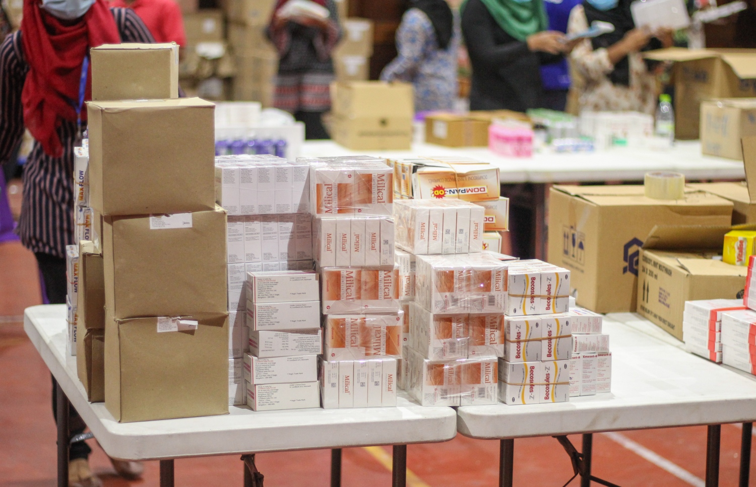 ފާމަސީއެއްގައި ވިއްކަން ބަހައްޓާފައި ހުރި ބޭސްތަކެއް: ސަރުކާރުން ގެންނަން އުޅޭ ބަދަލާ އެކު ބަލިމީހާ އަށް ދޫކުރާނީ ކޮން ބްރޭންޑެއްގެ ބޭހެއްތޯ ނިންމާނީ ފާމަސިސްޓް. --ފޮޓޯ/މިހާރު