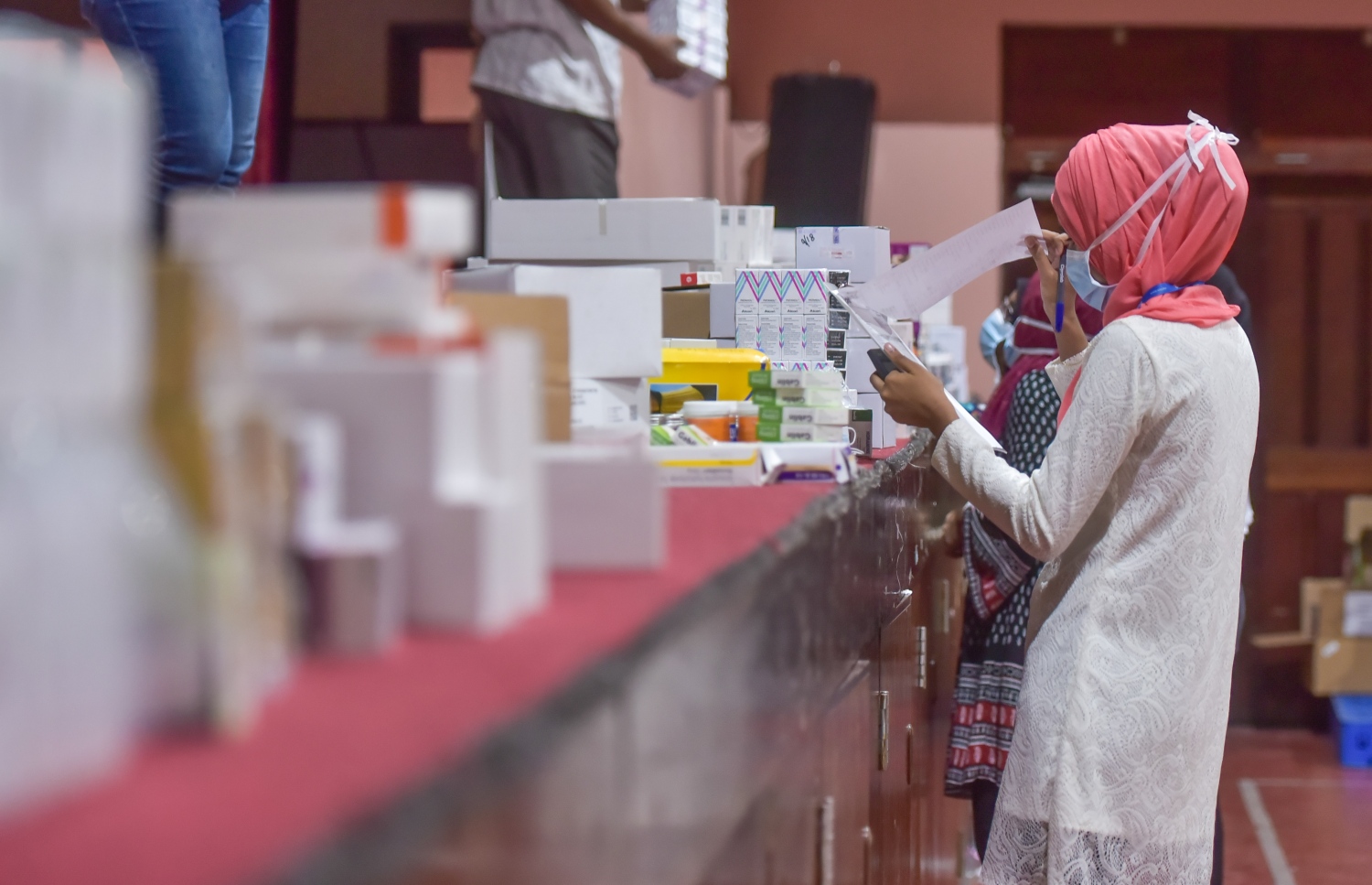 އެސްޓީއޯގެ ބޭސް ފިހާރަ އިން މީހަކަށް ބޭސް ދޫކުރަނީ: ސަރުކާރުން ޕޮލިސީއެއް އެކުލަވާލަމުން އަންނަނީ ބްރޭންޑް ނަމުން ބޭސް ނުވިއްކޭ ގޮތަށް. .---ފޮޓޯ/މިހާރު