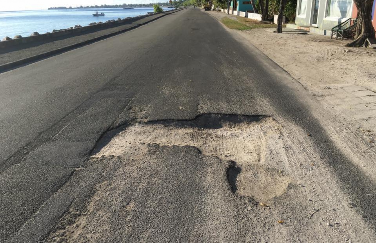 މަރަދޫ ލިންކް ރޯޑްގައި ބޮޑު ވަޅުގަނޑެއް ހެދިފައި: މި މަގުގެ ހާލަތު ވަރަށް ދަށް.