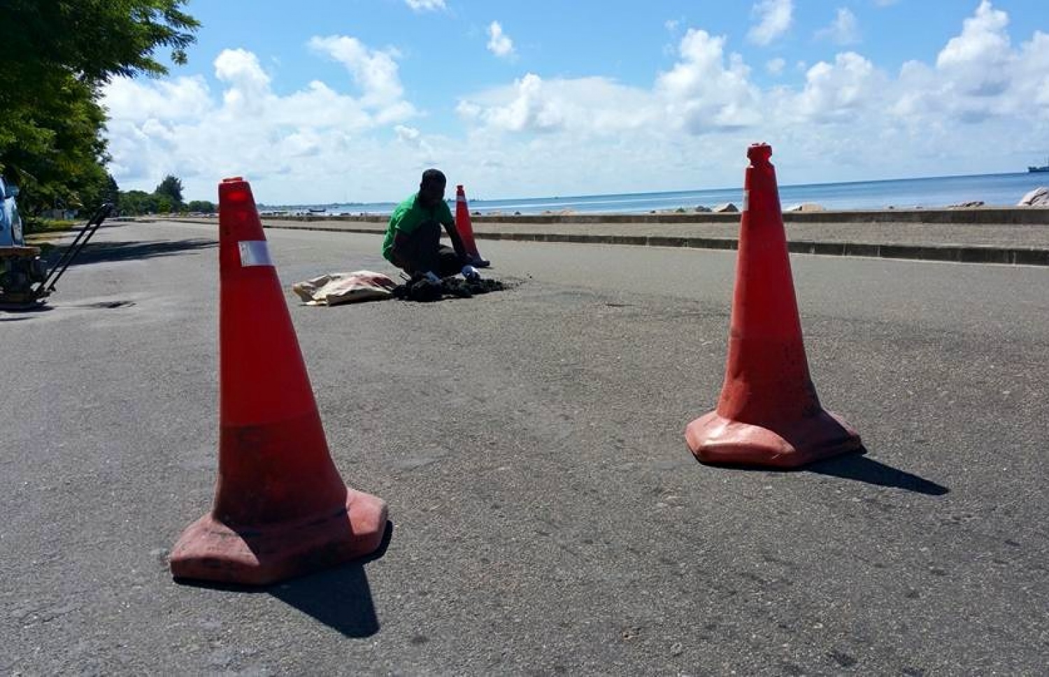 ލިންކް ރޯޑްގައި ހުރި ވަޅުގަނޑެއް މަރާމާތު ކުރަނީ.