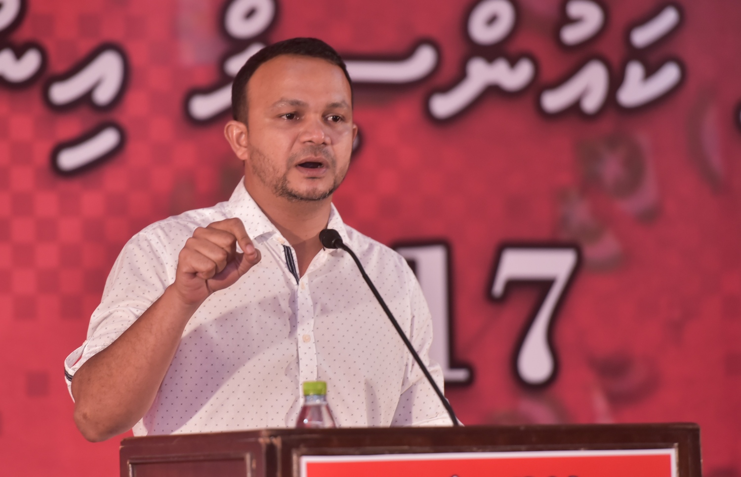 ޖުމްހޫރީ ޕާޓީގެ އޮފީހުގައި ބޭއްވި ޖަލްސާގައި ކެންދޫ ދާއިރާގެ މެންބަރު އަލީ ހުސައިން ވާހަކަ ދައްކަވަނީ .---ފޮޓޯ: ހުސެއިން ވަހީދު/މިހާރު