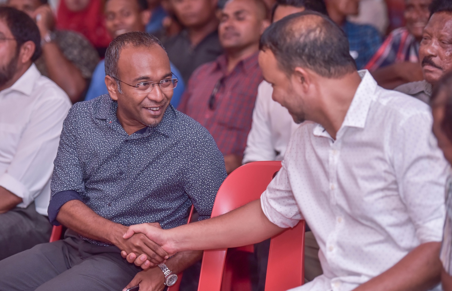 ކުނޫޒްގައި އޮތް ޖަލްސާއެއްގައި އެމްޑީޕީގެ ޗެއާޕާސަން ހަސަން ލަތީފާއި ކެންދޫ ދާއިރާގެ މެންބަރު ހަސަން ލަތީފް ސަލާމް ކުރައްވަނީ .---ފޮޓޯ: ހުސެއިން ވަހީދު/މިހާރު