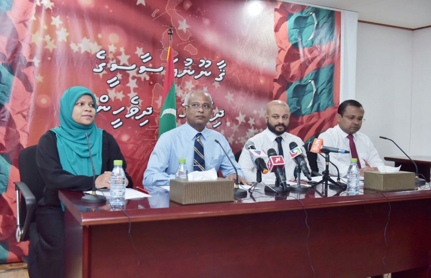 އިދިކޮޅު ފަރާތްތައް ގުޅިގެން އެއްބަސްވުމާ ބެހޭ ގޮތުން ނޫސްވެރިންނަށް މައުލޫމާތު ދެނީ. -- ފޮޓޯ: ހުސެން ވަހީދު/މިހާރު