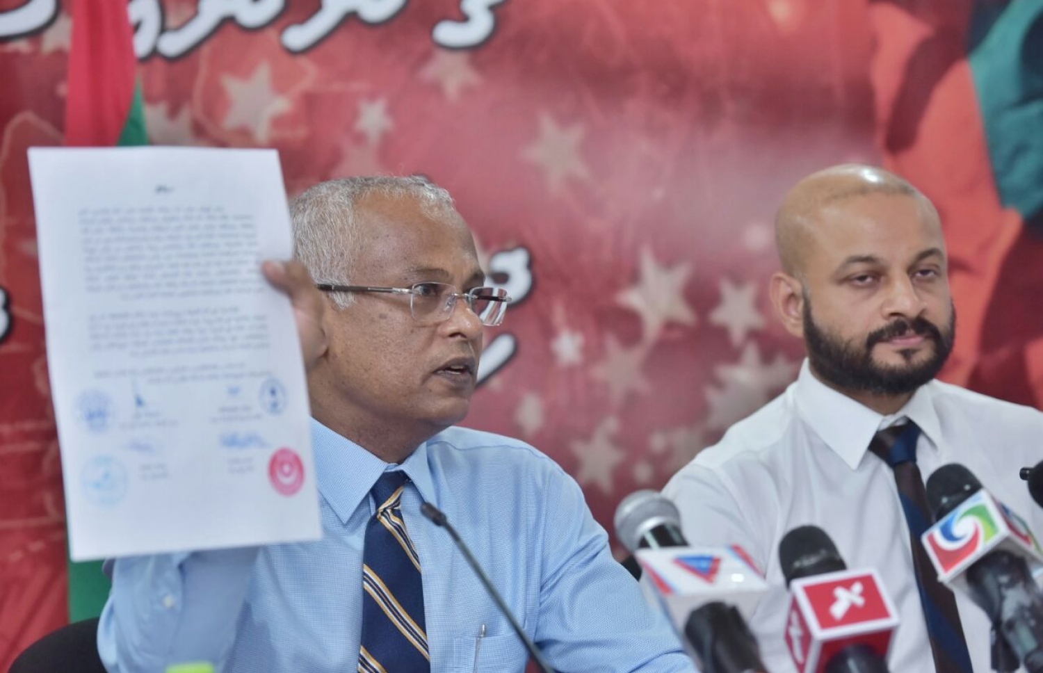 އިދިކޮޅު ފަޜާތްތަކުން ގާއިމުކުރި އެއްބަސްވުން، ހިންނަވަރު ދާއިރާގެ މެންބަރު އިބްރާހިމް މުހައްމަދު ސޯލިހް (އިބޫ) ނޫސްވެރިންނަށް ދައްކާލަނީ. -- ފޮޓޯ: ހުސެން ވަހީދު/މިހާރު
