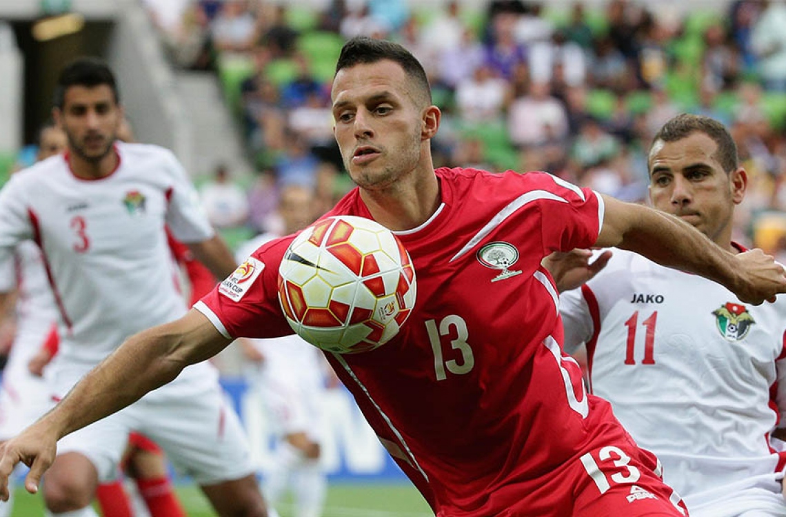 އޭޝިއަން ކަޕް މެޗެއްގެ ތެެރެއިން ފަލަސްތީނުގެ އިބިޝިއޭ މެއިން ބޯޅަ ކޮންޓްރޯލް ކުރަނީ.--