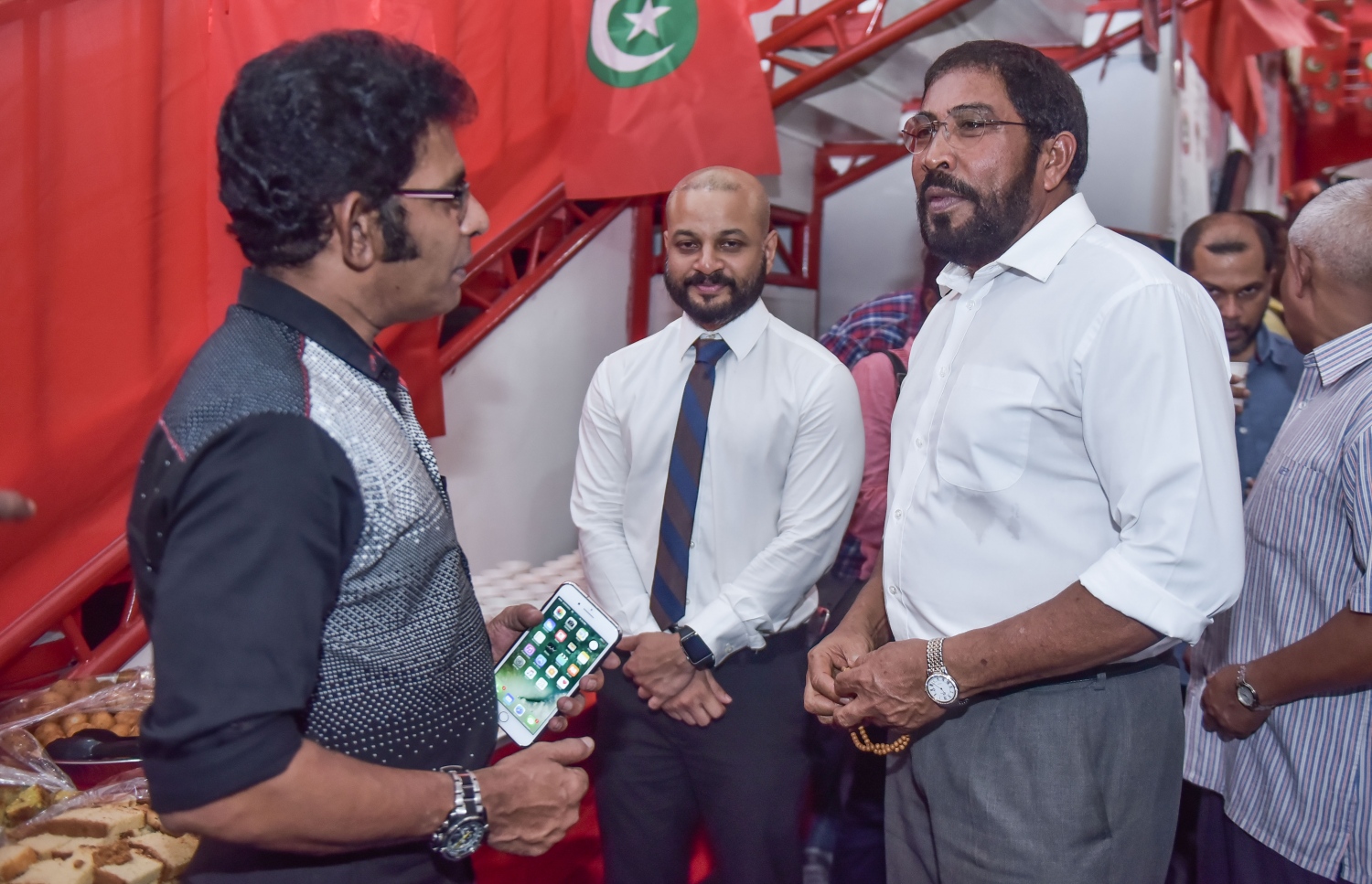 ސަރުކާރާ އިދިކޮޅަށް މަސައްކަތް ކުރުމަށް މައުމޫނާއި އެމްޑީޕީ އާއި ޖުމްހޫރީ ޕާޓީ އަދި އަދާލަތު ޕާޓީން ވި އެއްބަސްވުން ރޭ އާންމު ކުރުމަށް ފަހު، ޖޭޕީގެ އޮފީސް ކުނޫޒްގައި ބޭއްވި ޖަލްސާގެ ތެރެއިން، އެ ޕާޓީގެ ލީޑަރު ގާސިމާއި މައުމޫންގެ ދަރިކަލުން ފާރިސް އާއި ތުލުސްދޫ ދާއިރާގެ މެމްބަރު ވަހީދު ވާހަކަ ދައްކަވަނީ.----ފޮޓޯ: ހުސެއިން ވަހީދު/މިހާރު