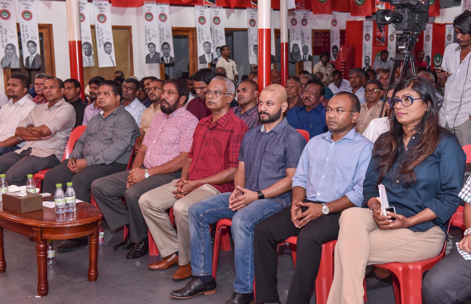 ޖުމްހޫރީ ޕާޓީގެ ހަރުގެ ކުނޫޒްގައި ބޭއްވި ޖަލްސާއެއްގައި އިދިކޮޅު އެހެން ލީޑަރުންނާ އެކު ފާރިސް (ކ-3) ބައިވެރިވެވަޑައިގަންނަވަނީ.---މިހާރު ފޮޓޯ: ހުސެއިން ވަހީދު