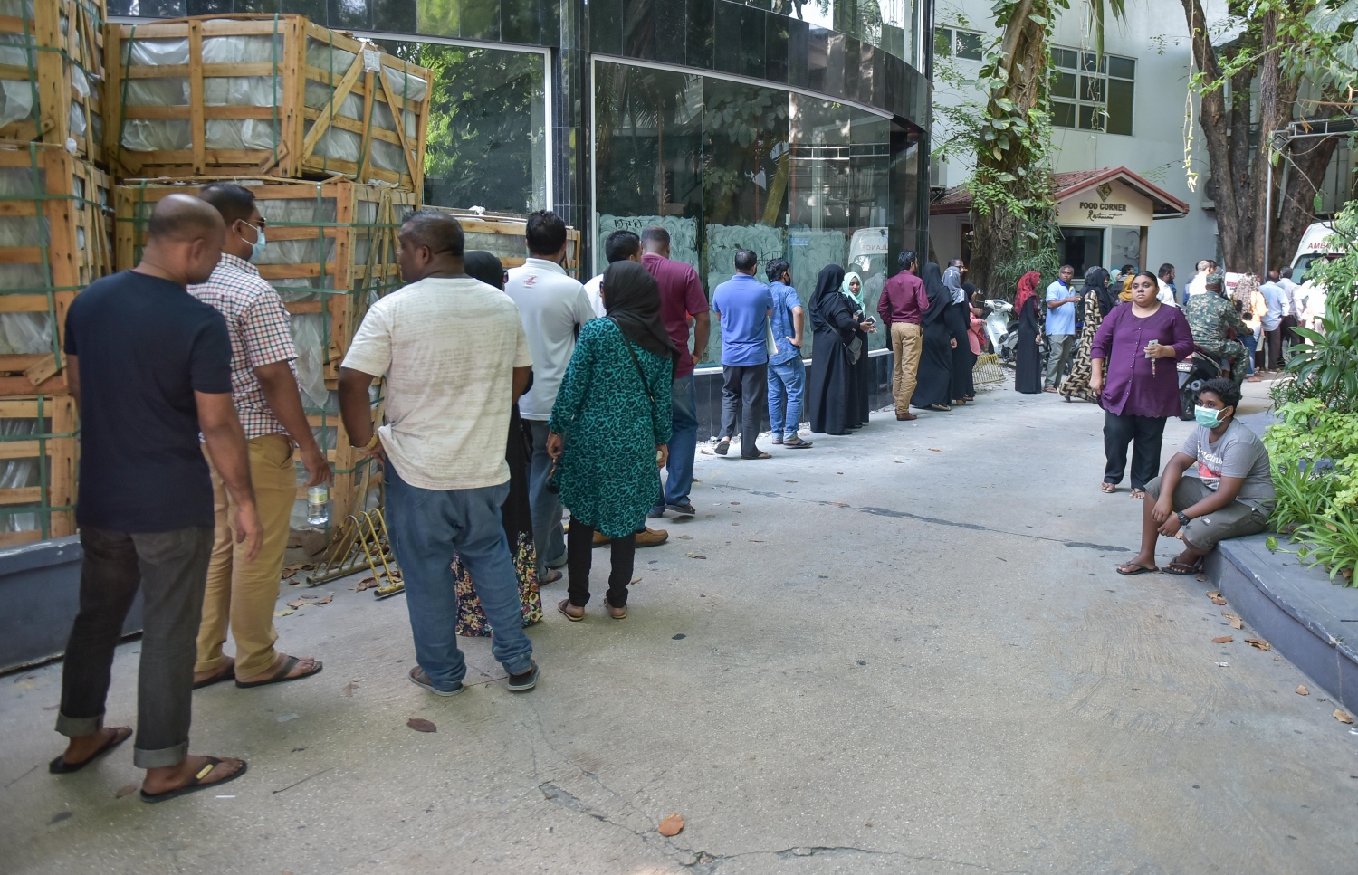 ހުމުގެ ރޯގާއެއް ފެތުރިގެން އުޅުނު ދުވަސްވަރެއްގައި ވެކްސިން ޖަހަން ބަޔަކު ކިއޫގައި: ކޮމިއުނިޓީ ހެލްތުކެއާ މުހިއްމު. ފައިލް ފޮޓޯ/މިހާރު