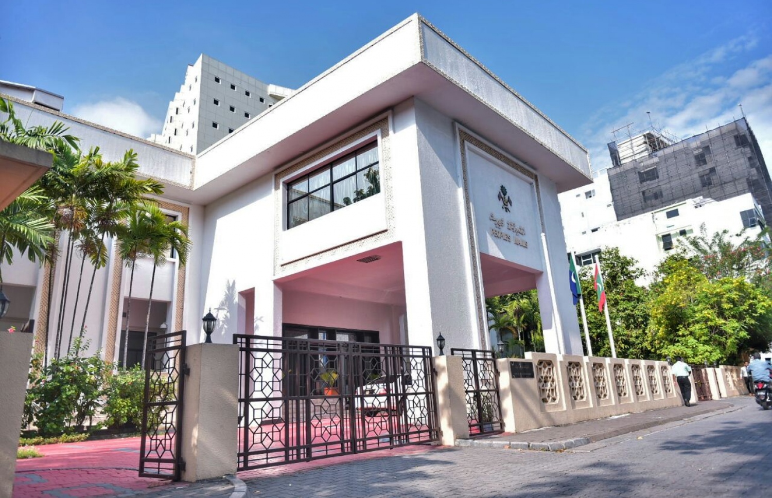 ރައްޔިތުންގެ މަޖިލިސްކުރާ ގެ: މިއީ ގައުމު ހިންގުމުގައި ރައްޔިތުންގެ ފަރާތުން ބަސް ބުނަން ހޮވާ މަންދޫބުންގެ ތަނެއް. -- ފޮޓޯ: މިހާރު