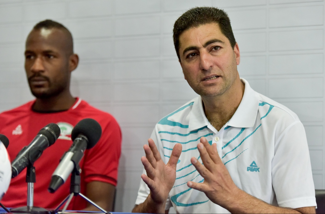 މިއަދު ބޭއްވި ނޫސްވެރިންގެ ބައްދަލުވުމުގެ ތެރެއިން ފަލަސްތީނު ކޯޗު ބަރަކާތު (ކ) އާއި އެ ޓީމުގެ ކެޕްޓަން ބައްދާރީ.-- ފޮޓޯ: ނިޝާން އަލީ/ މިހާރު